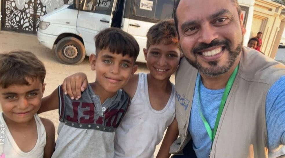 amj000d's tweet photo. يداوي الدكتور هاني قلوب أهل غزة قبل أن يداوي جراحهم، بابتسامته المعهودة التي تضيء وجوههم وتخفف من آلامهم، رغم جراح أهل غزة وهول مصابهم، إلا أنهم يتمسكون بقول رسولنا الكريم: “الابتسامة في وجه أخيك صدقة”. وهكذا يفعل الدكتور هاني، حيث يداوي القلوب قبل الأجساد، ويبعث فيهم الأمل والقوة للاستمرار.

@HaniQadhi