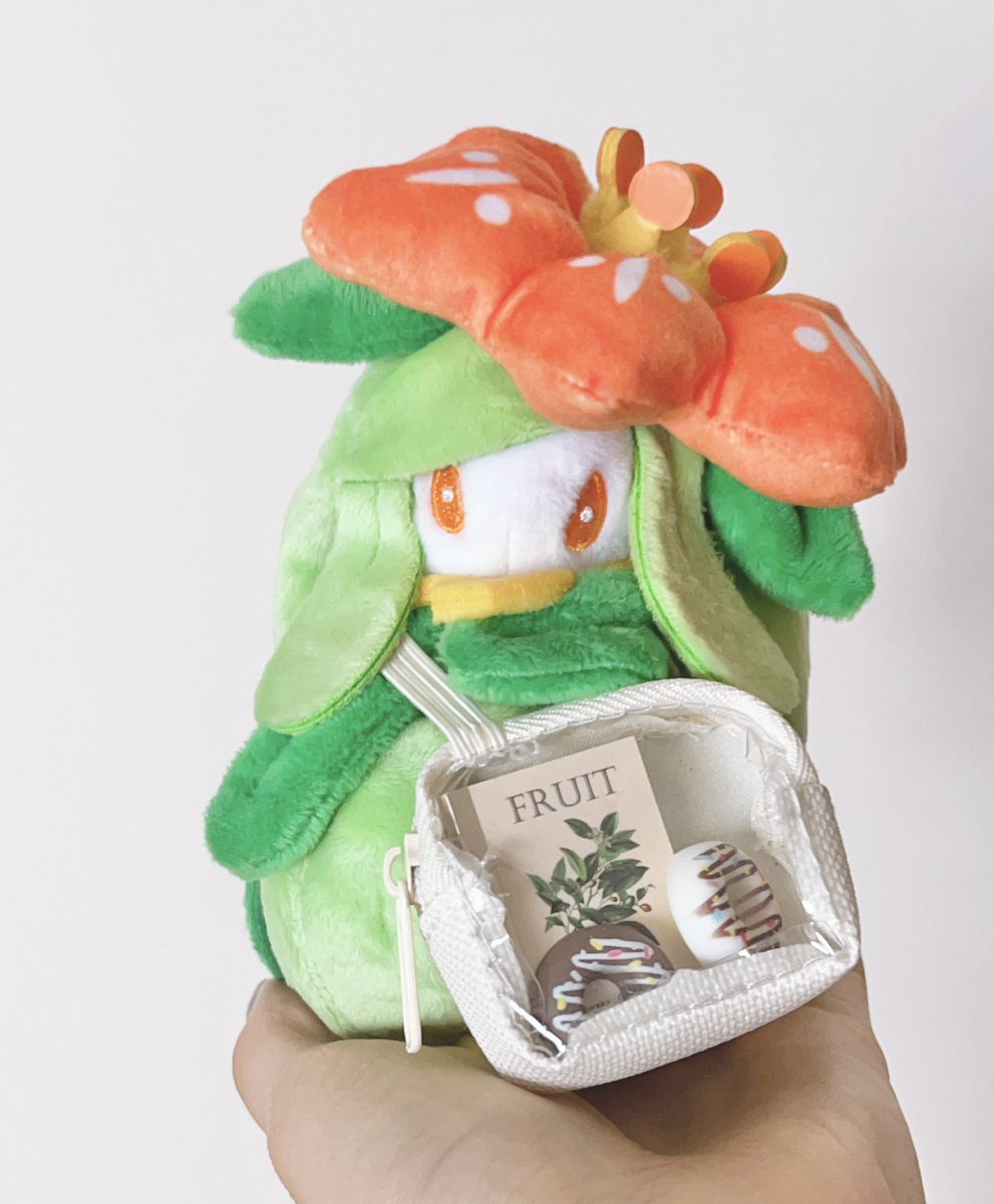 maplemarimo's tweet photo. WEGOのカラフルミニぬいポーチがポケモンfitにジャストサイズと聞いてうちのドレディアにも用意したら見事シンデレラフィットした✨✨✨お出かけ用のバッグ着けたままは無理そうだけど隙間に一緒に入る🥺最高🥺💓ぬい活楽しい https://t.co/HtQ982Dov4