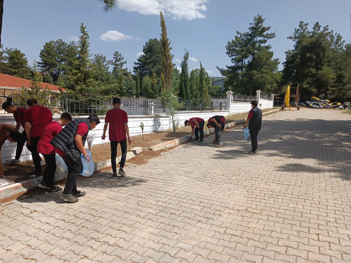 BasaranlarMtal's tweet photo. 📢5 Haziran 🌍🐢"Dünya Çevre Günü"♻️ Okulumuz etkinlikleri.🌲🌳 https://t.co/2G5IyJqzGv