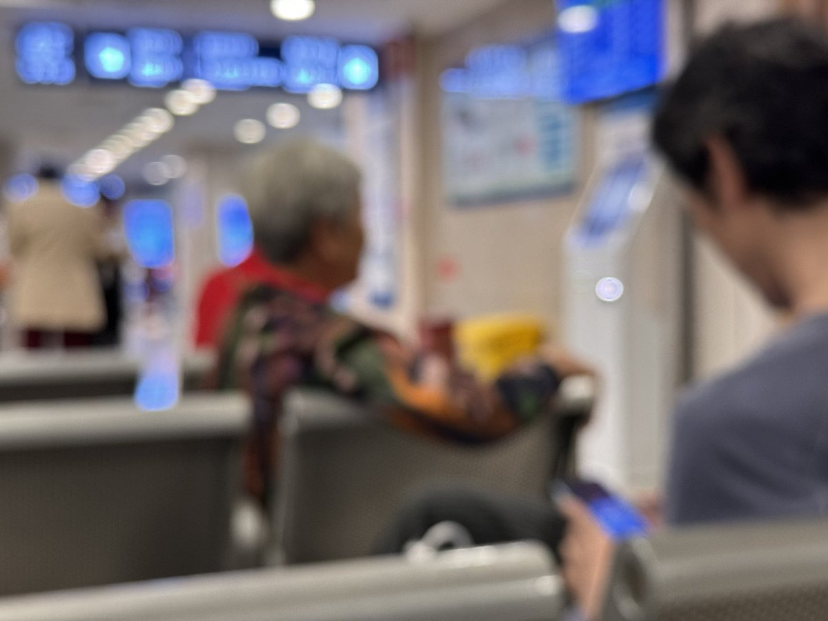 While I was waiting for the ultrasound call, there were two people sitting in front of me, a ragged middle-aged man with his head down and silently refreshing the mobile phone news. The older white-haired woman kept nagging something to him.