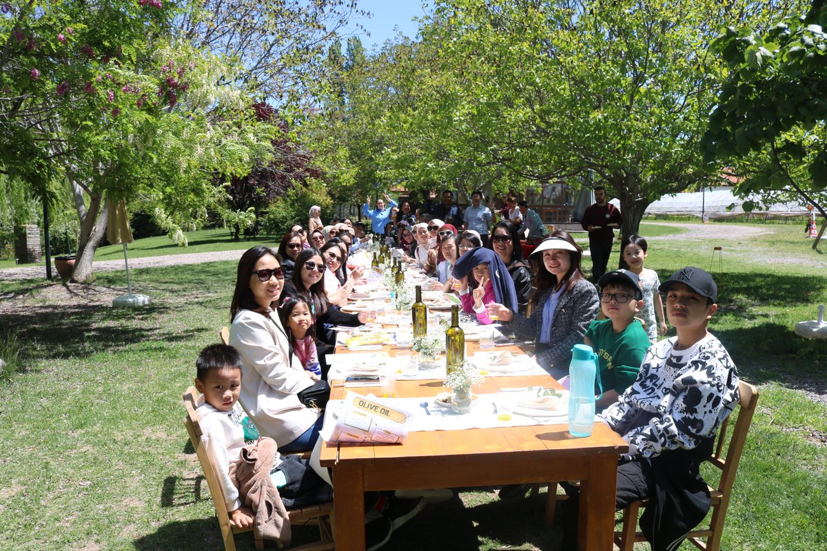 On May 16th, the ASEAN Lady Commission (ALC) from ASEAN embassies in Ankara held a salad toss-up competition. The event aimed to promote greater cross-cultural understanding, especially in culinary traditions, between ASEAN and Turkey.