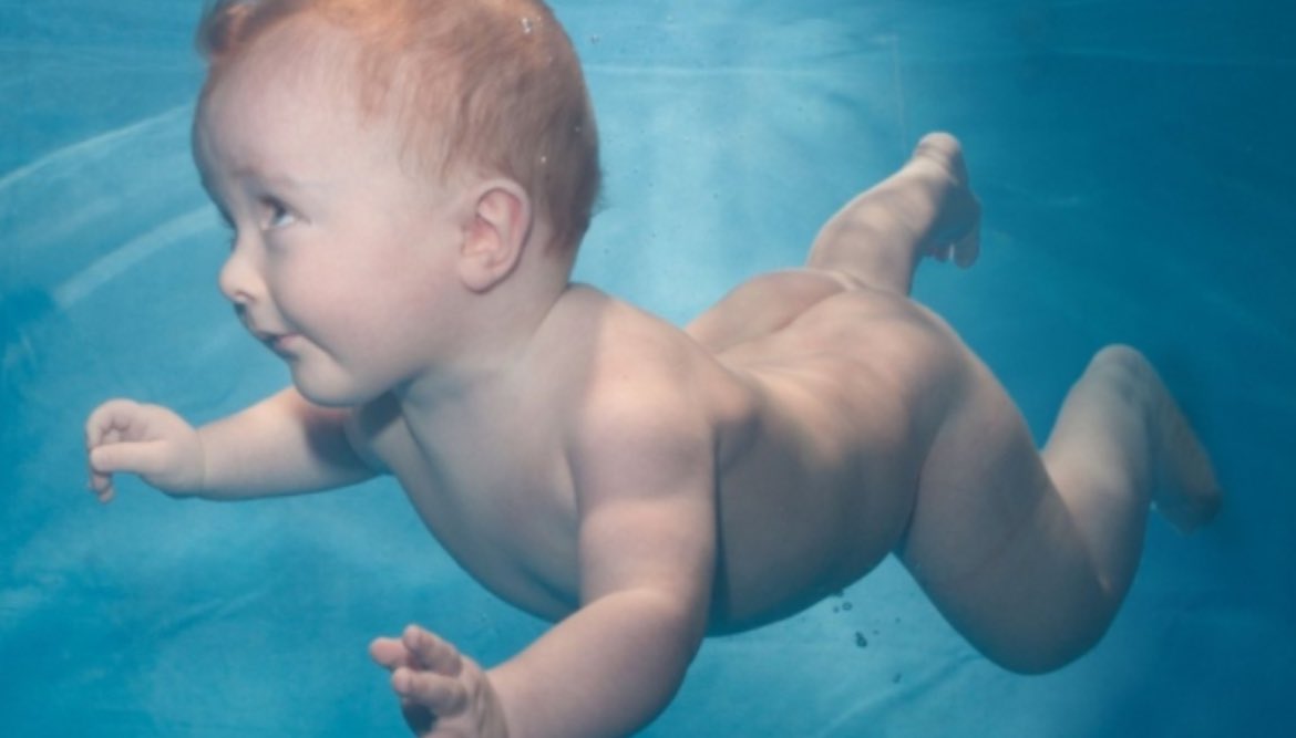 DesiGrogu's tweet photo. Humans live in an aquatic environment for the first 9 months of their lives as a fish before they come on land after the amniotic sac breaks
 human embryo is essentially a fish like creature
No wonder they can swim right away after birth https://t.co/DyqxTW78fB