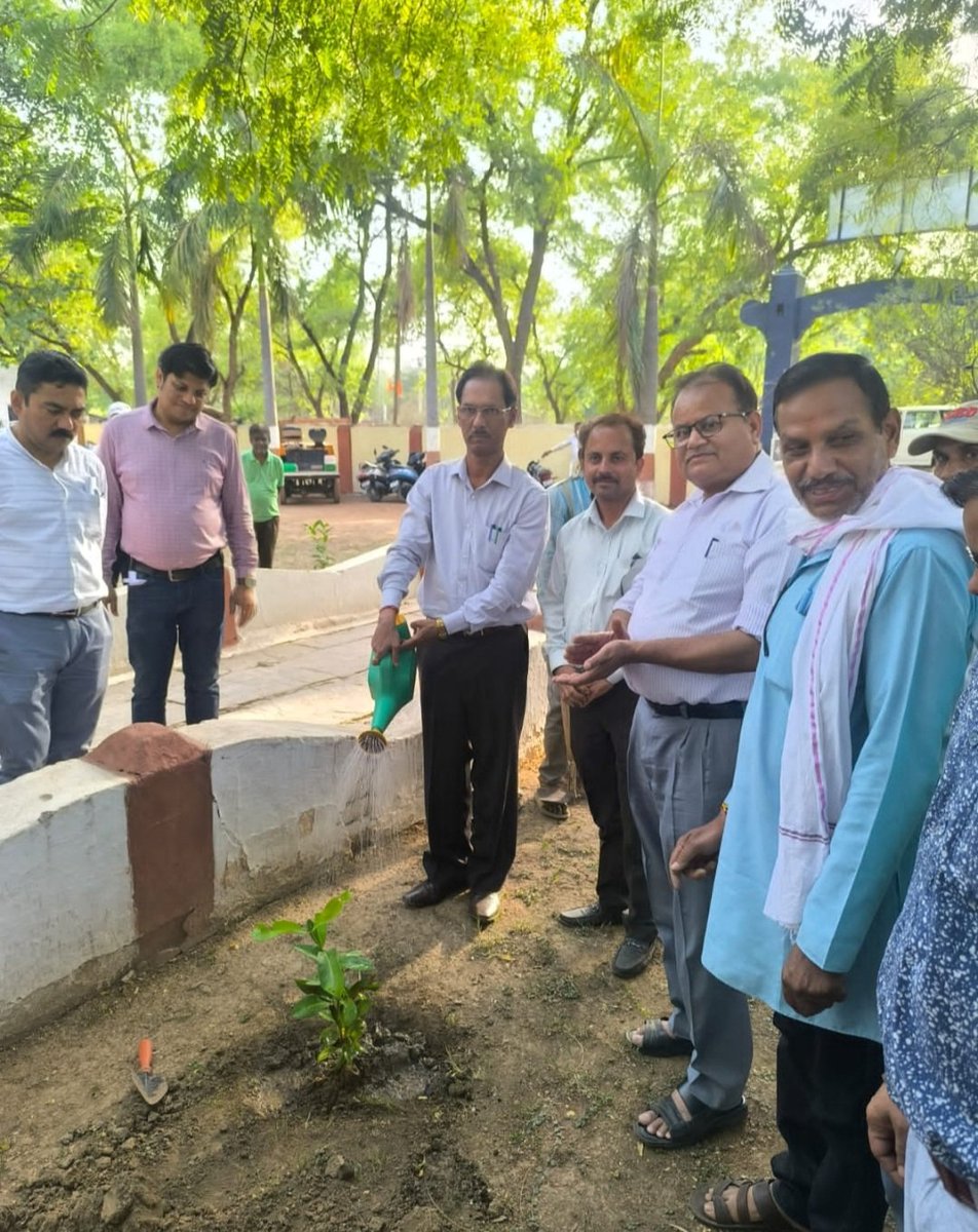 PROOFKAT's tweet photo. श्री उमेश दास, कार्यकारी निदेशक द्वारा #WorldEnvironmentDay2024 में पर्यावरण संरक्षण के संकल्प के साथ छायादार व फलदार पौधे रोपित कर इस्टेट परिसर में 4000 वृक्ष लगाने के वृहद वृक्षारोपण अभियान की शुरुआत की गई
#EnvironmentPledge
@CmdYantra
@YantraIndiaLtd
@GuruduttaRay https://t.co/RJth01qsWU