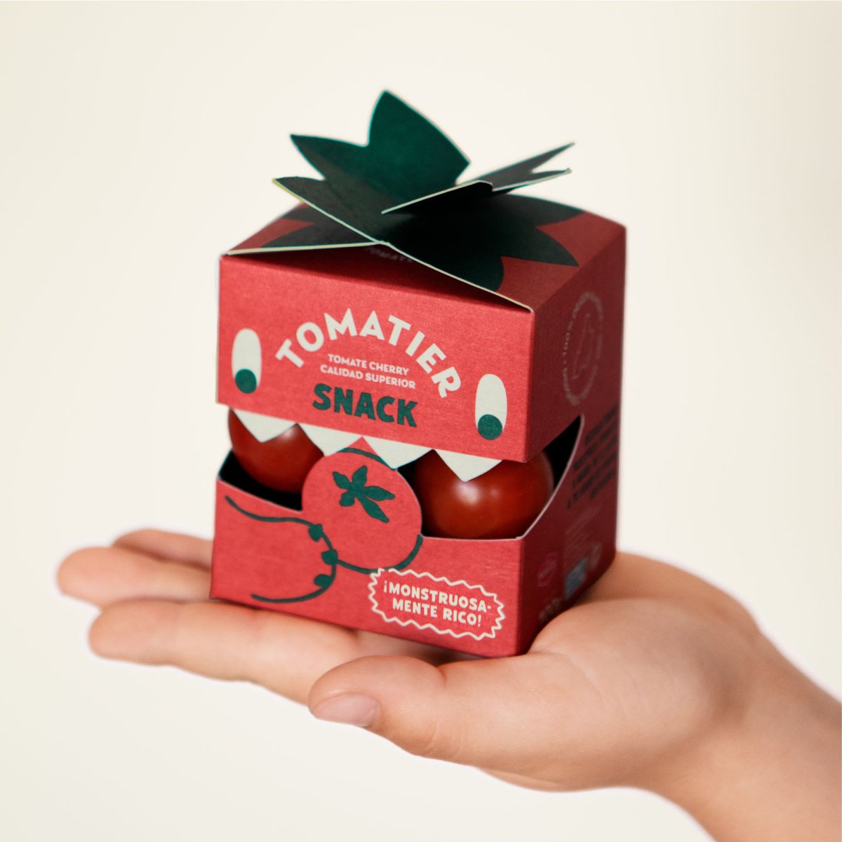 lacriaturacreat's tweet photo. ¿Puede el diseño ayudar a que los niños coman más verduras? Ese es el reto al que se enfrentaban en @_Meteorito_  a la hora de diseñar este packaging de tomates cherry. Y el resultado me flipa 🤩🍅 https://t.co/b8wE6AqpCC