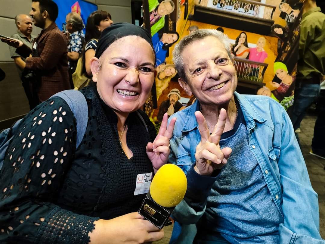 DulceLechuga11's tweet photo. REGALAZOS🎁🙏🙃 📸
Imagen del Recuerdo con el MAESTRO, ICONO, LEYENDA DE LA ACTUACIÓN Y COMEDIA #CESARBONO, Regresan #Vecinos y con su regreso #FrankieRivers "La toalla del mojado" disfrútalo a partir de este Domingo 9 de Junio 24 por #LasEstrellas✨, 7:30 PM https://t.co/KgpC86KH8T