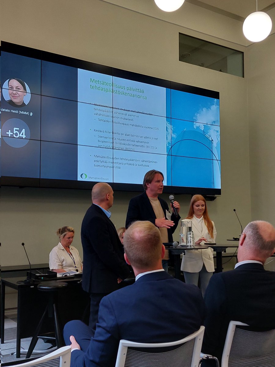 Alustavien tulosten mukaan metsäteollisuuden tehtaat ovat saavuttamassa fossiilittomuuden vuonna 2035. Vuonna 2023 tehdaspolttoaineista uusiutuvia oli jo 92 %. 

Metsäteollisuus ry:n energia- ja ilmastopäällikkö <a href="/fagerah2/">Ahti Fagerblom</a> <a href="/TEM_uutiset/">TEM</a> tiekarttojen julkistustilaisuudessa.