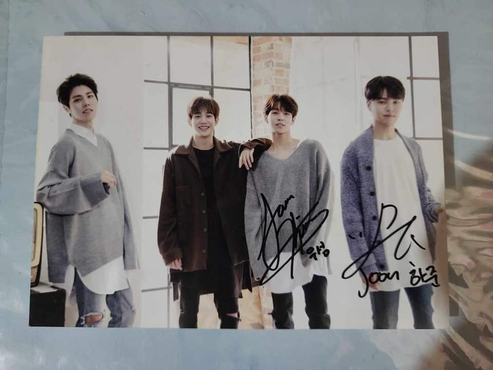 Ohmysammy25's tweet photo. WTS/LFB

•HJ &amp; WS Signed photo
•WRY Lightstick
•The Rose Makestar Lightstick
•The Rose Official Lightstick
•The Rose Slogan
•Heal Albums (complete inclusions)
•Dual Albums (complete except photocards)
•Moth Album (No PC)

📆 2 weeks DOP
📦 Shipping via GGX

dm to inquire https://t.co/jHJgHbCnw1
