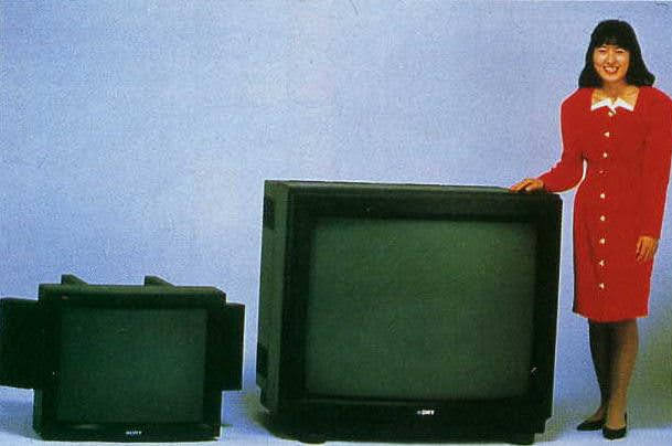 ObsoleteSony's tweet photo. The biggest Sony Trinitron ever, the 440-pound, 43-inch KV-45ED1, next to a 27-inch model. https://t.co/erjDEV1hOT