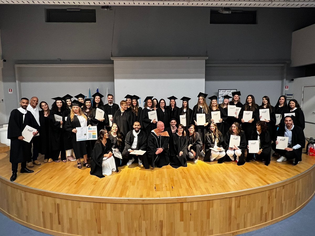 למקומות שאליהם שווה להגיע אין קיצורי דרך. ברכות לבוגרים שלנו על  קבלת התואר הראשון בניהול משאבי אנוש תשפ״ג! בעודכם יוצאים לדרככם המקצועית זכרו שהכוח האמיתי של משאבי אנוש טמון ביכולת להקשיב, להבין ולתמוך באנשים. גאים בכם!
#משאבי_אנוש #ניהול #אקדמיה