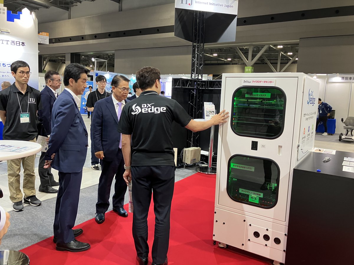 愛知県 大村知事が、AXIA EXPOのIIJブース視察。エッジデータセンター分散配置によるデジタルインフラ、工場での導入について紹介。MDCでサーバがしっかり冷却されていることを実感していただけました。  #DXedge #エッジコンピューティング #マイクロデータセンター #IIJ
