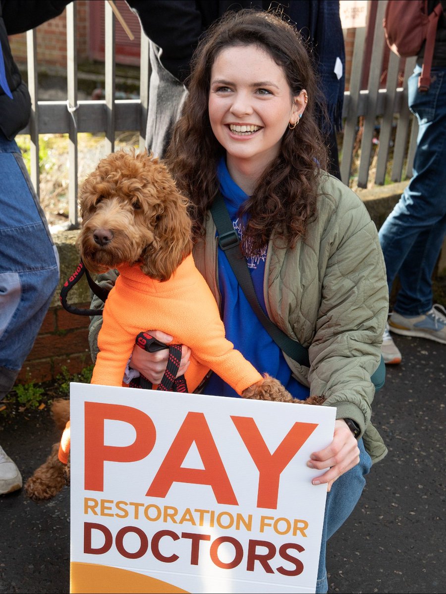 BMA_NIRDC's tweet photo. 🚨 STORMONT RALLY TODAY 🚨
REMEMBER - ONE demo location
🗺️ Meet at Stormont main gate
🚌 Or there's a shuttle bus available from Dundonald park and ride
🕑 12-2pm SHARP- don't be late!
#PayRestoration #DoctorsStrike https://t.co/2vGP4ggmLB