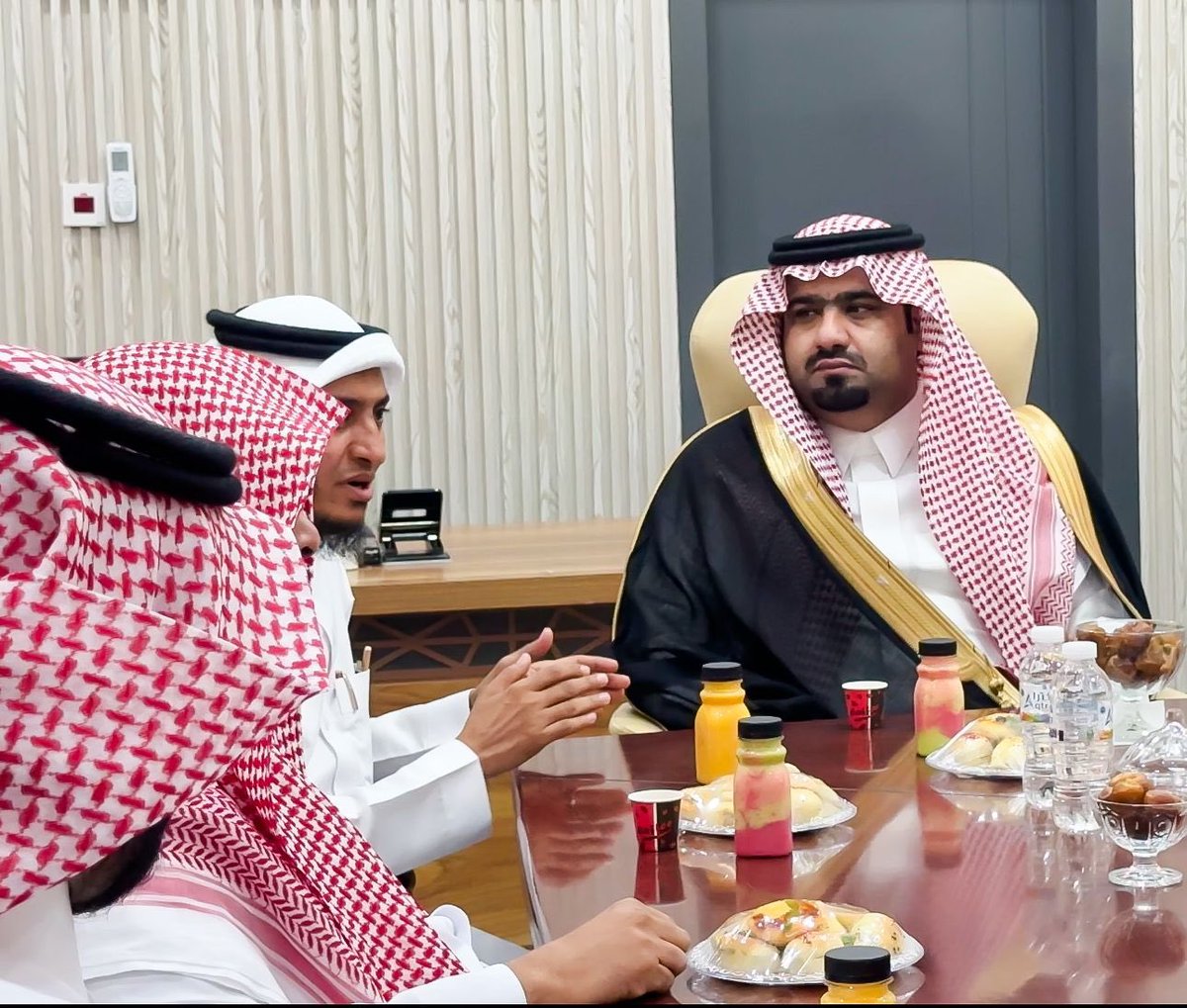 Baishgov's tweet photo. محافظ بيش أ. عماش بن فهد الشكره يفتتح مبنى جمعية البر والخدمات الاجتماعية بمحافظة بيش ويتجول على أقسام المبنى ويجتمع مع أعضاء مجلس ادارة الجمعية لمناقشة أعمال الجمعية والخدمات المقدمة للمستفيدين والمشروعات التنموية المستقبلية. https://t.co/51u3qbBYtR