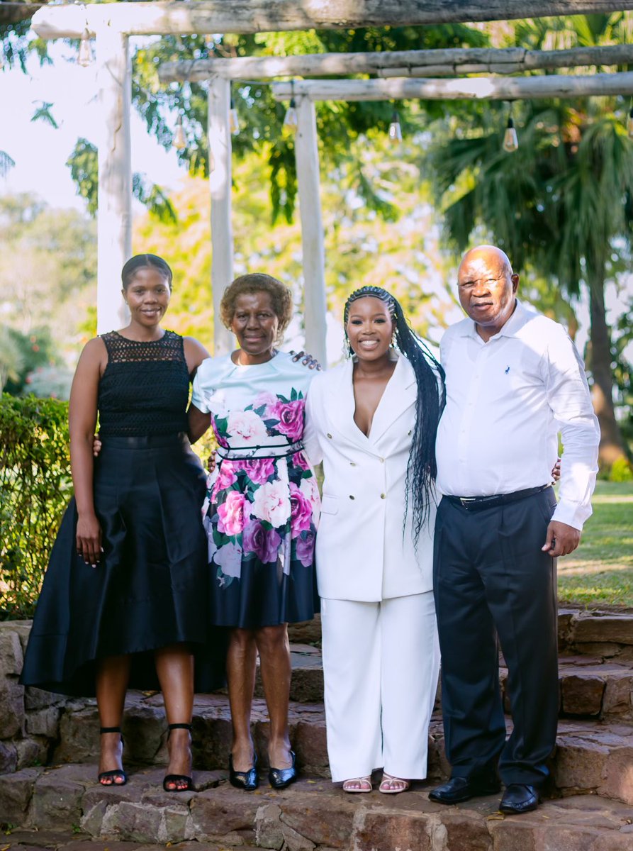AfricanSTEMini1's tweet image. It’s my incredible honour and privilege to introduce to EVERYONE……Dr. Zakithi Mkhize