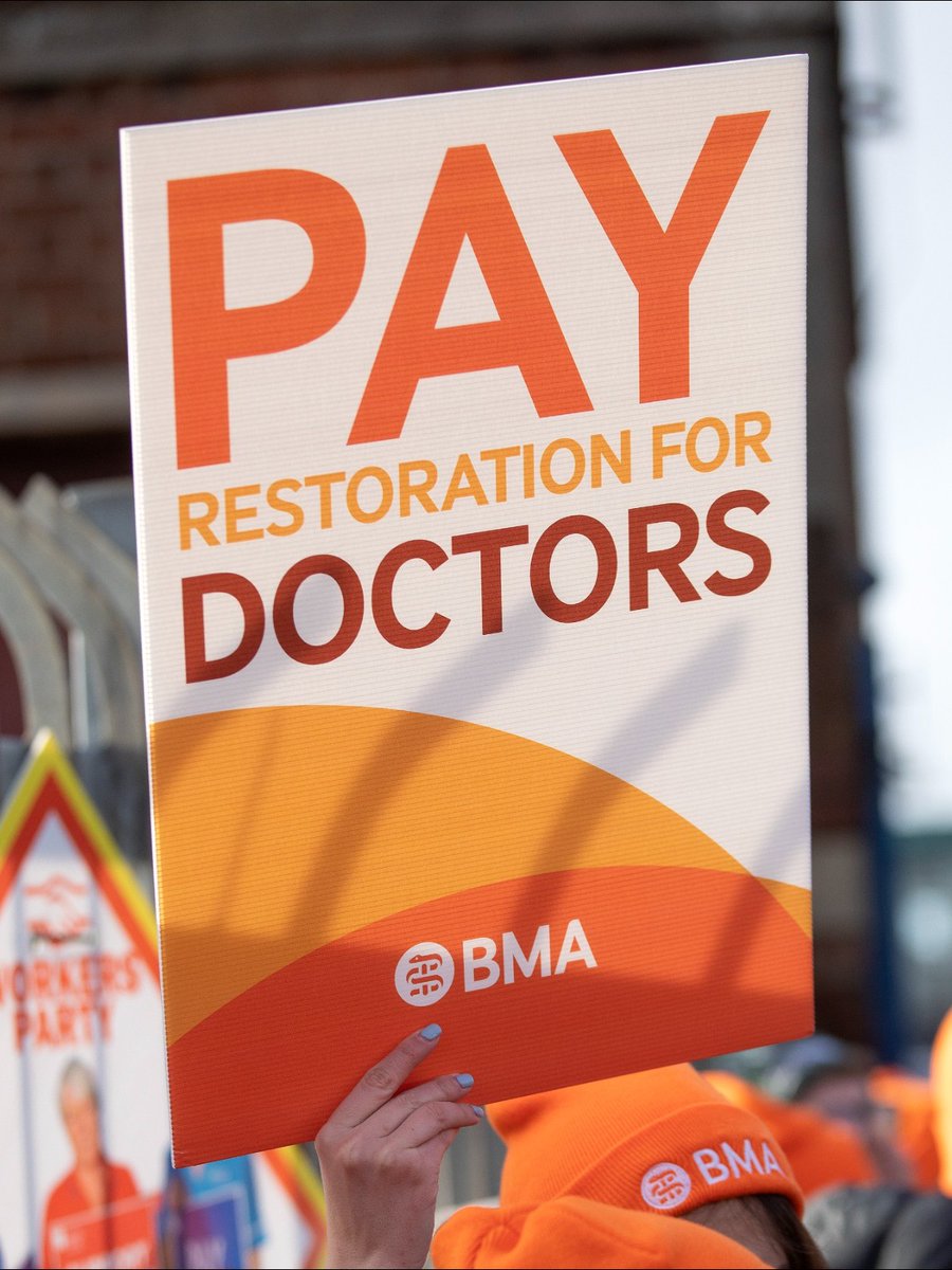 BMA_NIRDC's tweet photo. 🚨 STORMONT RALLY TODAY 🚨
REMEMBER - ONE demo location
🗺️ Meet at Stormont main gate
🚌 Or there's a shuttle bus available from Dundonald park and ride
🕑 12-2pm SHARP- don't be late!
#PayRestoration #DoctorsStrike https://t.co/2vGP4ggmLB