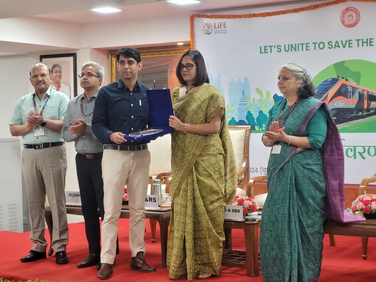 स्वच्छता पखवाड़ा-2023 में बेहतर प्रदर्शन हेतु पूर्वोत्तर रेलवे को भारतीय रेल में द्वितीय स्थान प्राप्त हुआ।

विश्व पर्यावरण दिवस-2024 के अवसर पर नई दिल्ली में अध्यक्ष, रेलवे बोर्ड एवं मुख्य कार्यकारी अधिकारी श्रीमती जया वर्मा सिन्हा ने Sr DME/EnHM इज्जतनगर को पुरस्कृत किया।