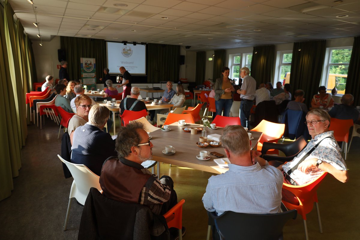 Op 23 mei kwamen we samen in dorpshuis Tonegido in Hellum voor de jaarlijkse #alv. Naast de huishoudelijke zaken kwam Klaske Piebenga van de <a href="/LVKK_NL/">LVKK</a>  ons bijpraten en nam Janneke Klijn ons mee in de handreiking ‘Wonen in een krachtige gemeenschap’ 👉 ap.lc/YeZKT