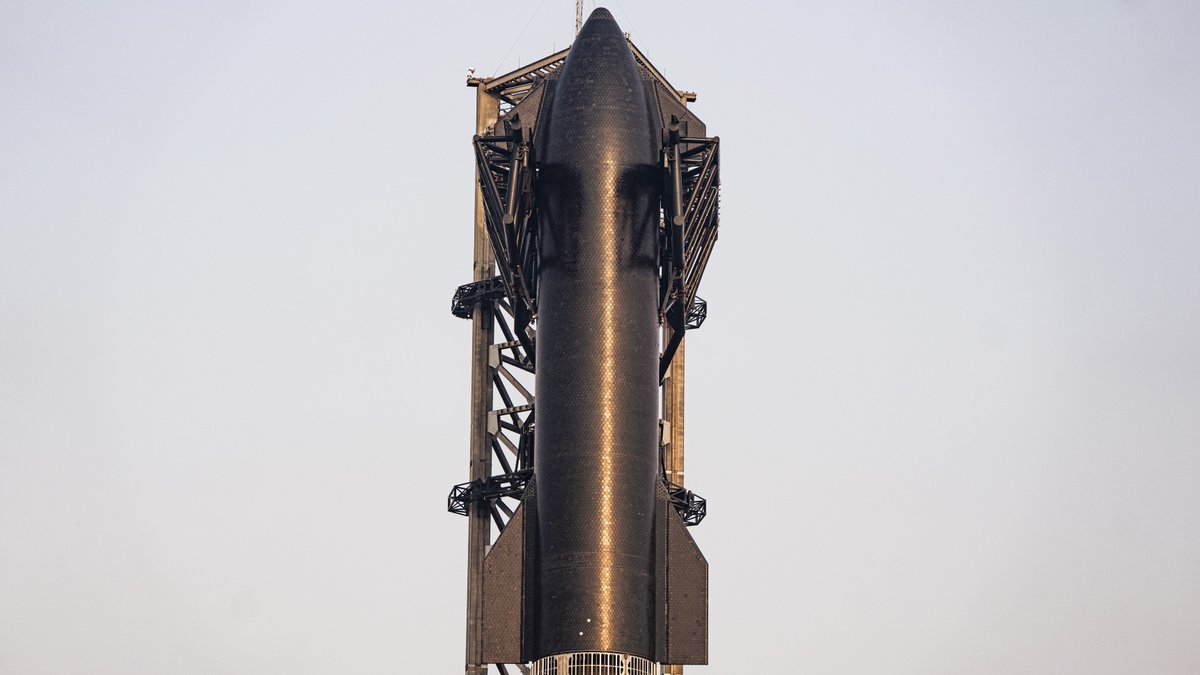SpaceX's tweet photo. We intentionally placed one thin heatshield tile and removed two tiles completely from the Ship to measure how hot things get without tiles in those locations, while also testing some thermal protection options https://t.co/jy7yKc5XvV