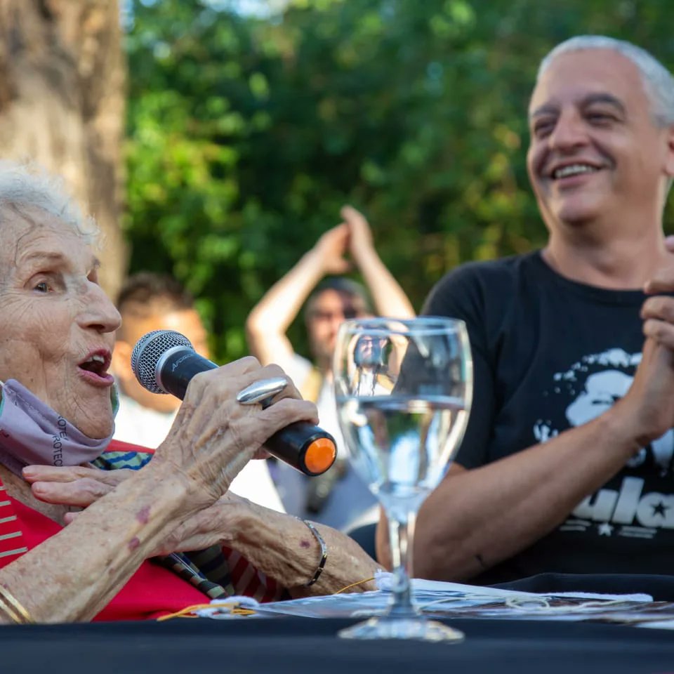 Hoy se nos fue Lita Boitano. Una mujer increíble, con un amor que no se explica como entraba en ese cuerpo. La más peronistas de todas, militante, feminista y Madre!
Presidenta de Familiares de Desapercidos y Detenidos por Razones Politicas.
Nos orgullece su lucha, nos guía y