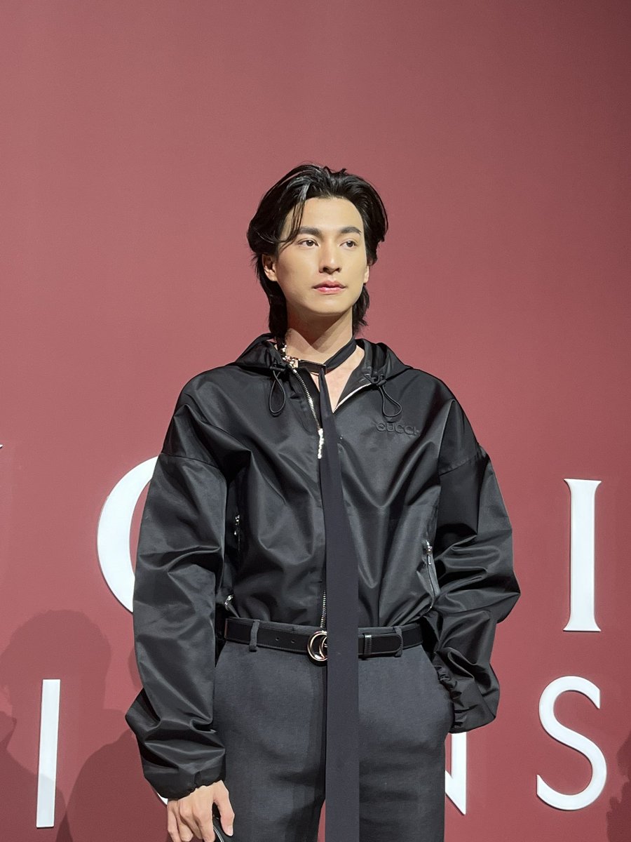 HelloMagTH's tweet photo. อีกหนึ่งหนุ่มแบรนด์แอมบาสเดอร์ประจำ Gucci ประเทศไทย ‘กลัฟ คณาวุฒิ’ ได้เดินทางมาถึงงานนิทรรศการ #GucciVisions เป็นที่เรียบร้อยแล้ว

#HELLOMagazineThailand
#HELLOThUpdate
#Gucci #GulfKanawut #กลัฟคณาวุฒิ https://t.co/q3RxUADJFt