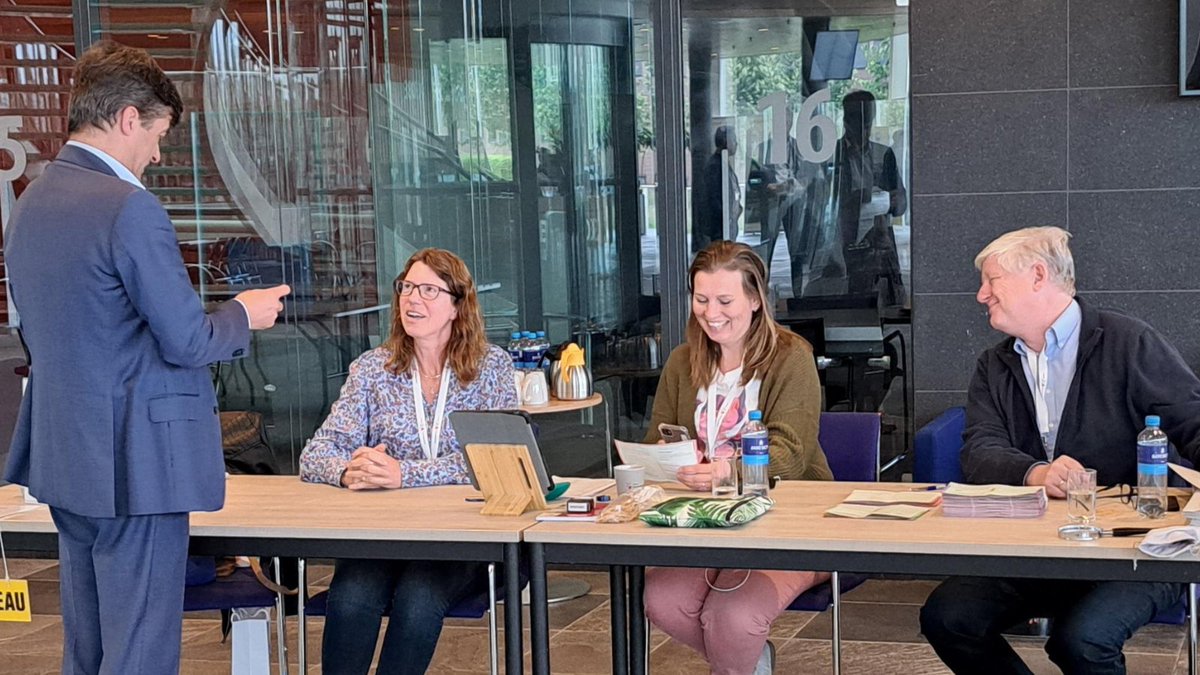 🗳️ Vandaag maakt burgemeester Pieter van de Stadt een rondje langs een aantal #stembureaus.
De stembureaus in het gemeentehuis bezocht hij als eerste. Daar bracht hij zelf zijn stem uit.

Zien we je op het stembureau? bit.ly/3xq4r0n
#EP2024 #elkestemtelt #Lansingerland