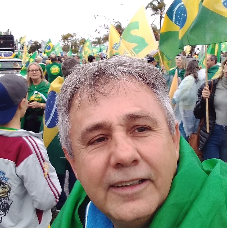 camasao50's tweet photo. 🔴 ACABOU - O homem que me agrediu e ameaçou me matar em 2020 finalmente foi condenado em todas as instâncias da Justiça. 

Francisco Ferminio Laureano é a primeira pessoa de Santa Catarina a ser condenada criminalmente por LGBTfobia, ou no termo técnico, por injúria qualificada pelo preconceito. 

Foram quatro anos de espera por Justiça. Além de me agredir verbalmente com diversas ofensas e dizer que eu deveria levar um tiro na cara, Laureano ainda me processou por danos morais, processo que nós também vencemos.

Ele não será preso. A condenação é de um ano de reclusão e um mês de detenção, mas por seu réu primário, ele poderá substituir a pena por aproximadamente 400 horas de serviços à comunidade.

Pretendo investir os valores da indenização na campanha eleitoral deste ano, onde devo concorrer à Câmara Municipal. Me pareceu uma boa forma de reparação: usar esse dinheiro para financiar uma candidatura LGBTIA+ na nossa cidade. 

Agradeço imensamente o companheiro, amigo e meu advogado, doutor Rodrigo Sartoti, que fez um trabalho excepcional nos dois processos. 

Que a conclusão desse caso mostre para toda a sociedade que a violência, o preconceito, a discriminação contra nós LGBTIA+ não passará mais impune. 

Muito obrigado.