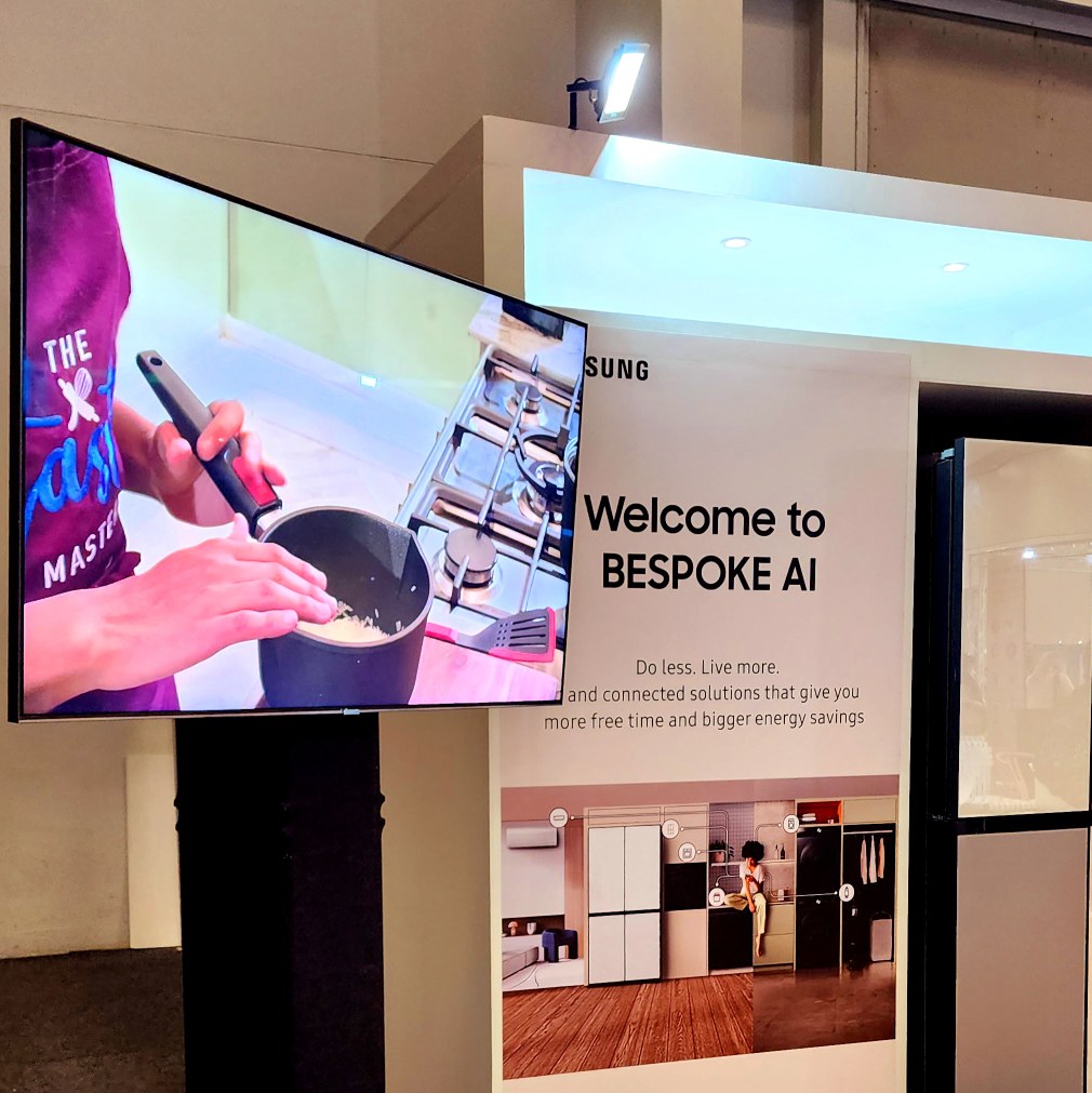 SamsungSA's tweet photo. It may be cold outside of #DecorexCT 📍CTICC, but #TastemasterSA contestant, Chef Waahid Gabriels, is heating things up on the #Samsung Gas Cooker in the #SamsungBespoke Cooking Theatre 🔥! On the menu: Indonesian inspired coconut curry 🍛.
#Decorex2024 #CulinaryMasters https://t.co/W9yVGfLZNk