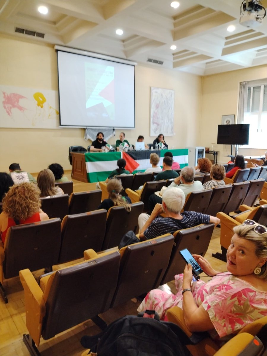 Acto en solidaridad andalucista con Palestina, organizado por @AhorAndalucia en la Universidad de Granada. Junto a María José Lera, Manuel R. Illana y el <a href="/ProfGrosfoguel/">Ramón Grosfoguel</a>.
El apoyo a la causa palestina es nuestra forma de ser universales.
¡Viva Andalucía Libre!
¡Palestina vencerá!