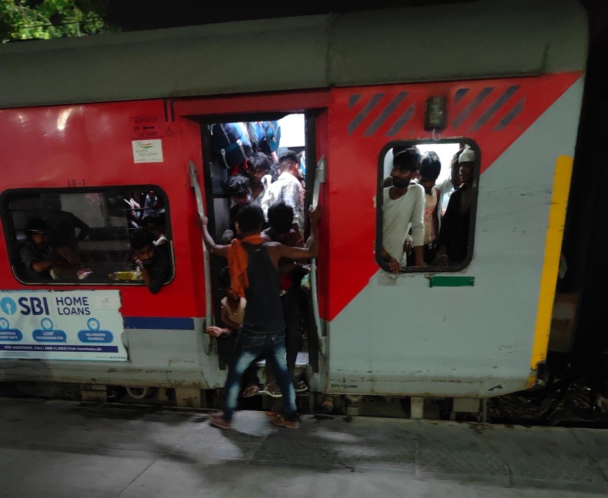 Railwhispers's tweet photo. NDLS-LJN, #LucknowMail 1st AC में ये चूहे मुफ्त में बिना टिकट यात्रा करते हुए पैसेंजर के मोबाइल कैमरे में पकड़े गए!

यहाँ सामान्य यात्री को आरक्षित टिकट लेकर भी अपनी सीट नहीं मिलती, लोग टॉयलेट में बैठकर यात्रा करने को मजबूर हैं मगर @RailMinIndia में चूहे मौज कर रहे हैं!
@PMOIndia https://t.co/K23wwi0UwA