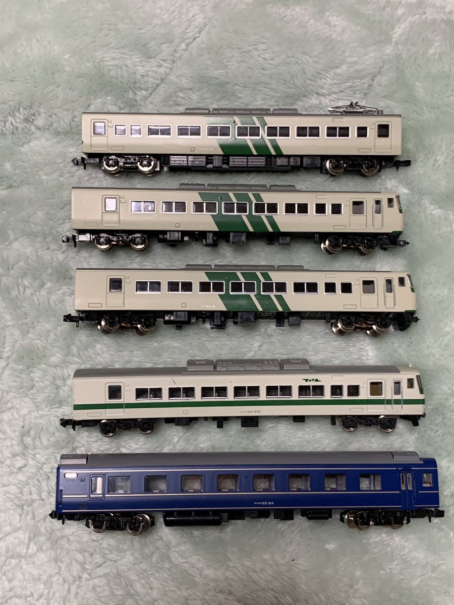 という訳で旧製品のTOMIXの185系(クハ185×3・M車モハ185)とオハフ25を買いました
M車は快調、ライトも問題無く点灯、しかも塗装も比較的綺麗でした

しかも各1両330円と驚愕の値段で買えました

こういうのがあるんでリサイクルショップへの寄り道はやめられへませぬ