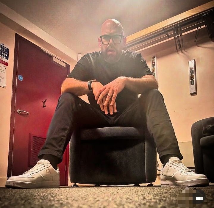 Night one in Leeds, my word you lot were not fucking about, thanks so much... See you again Sunday. LOVE FOLKS.