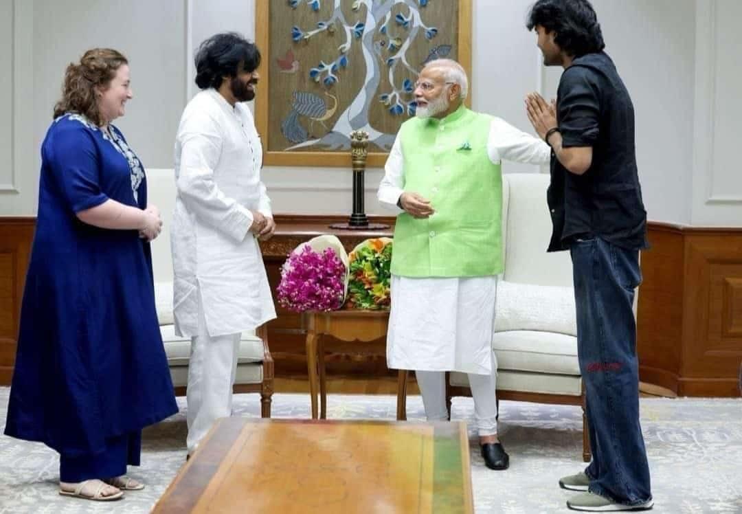 JanaSenaParty's tweet photo. ప్రధానమంత్రి శ్రీ నరేంద్ర మోదీ గారికి శుభాకాంక్షలు తెలిపిన జనసేన అధ్యక్షులు శ్రీ పవన్ కళ్యాణ్ గారు, శ్రీమతి అనా కొణిదెల గారు, శ్రీ అక���రా నందన్.
శ్రీ @PawanKalyan గారి కుటుంబంతో శ్రీ @narendramodi గారు ఆప్యాయంగా ముచ్చటించారు. https://t.co/lXqyH4duQk