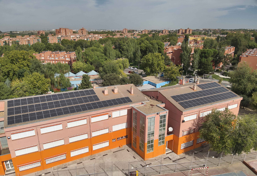 AytoRivas's tweet photo. 🌤️ Rivas sigue aprovechando el sol e instalará otros 510 paneles fotovoltaicos. Esta vez para la escuela infantil Rayuela, los colegios Las Cigüeñas y Dulce Chacón, La Casa+Grande y el aparcamiento de @policiaderivas. La inversión asciende a 354.000 euros. https://t.co/dI9mKh3tGE https://t.co/WYWOCCoaj7