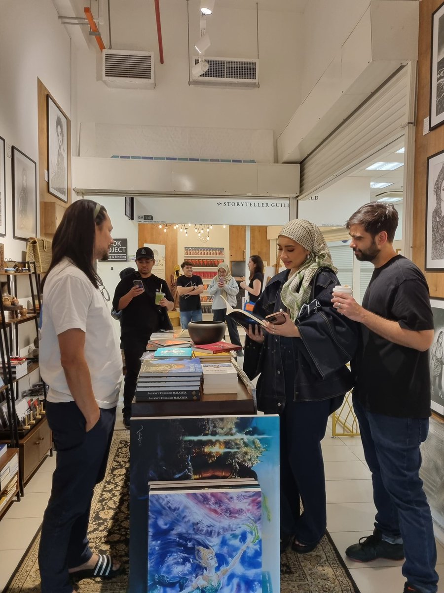 I have long admired her tenacity, her music and her style. Her ‘jati diri’ in charting her own path so far away from home.

Her coming over to Hikayat Fandom today was beyond excitement for Rudy Daud and me, for our girls. 

Thank you, <a href="/yunamusic/">YUNA</a>. 

#hikayatfandomfolkloreworld