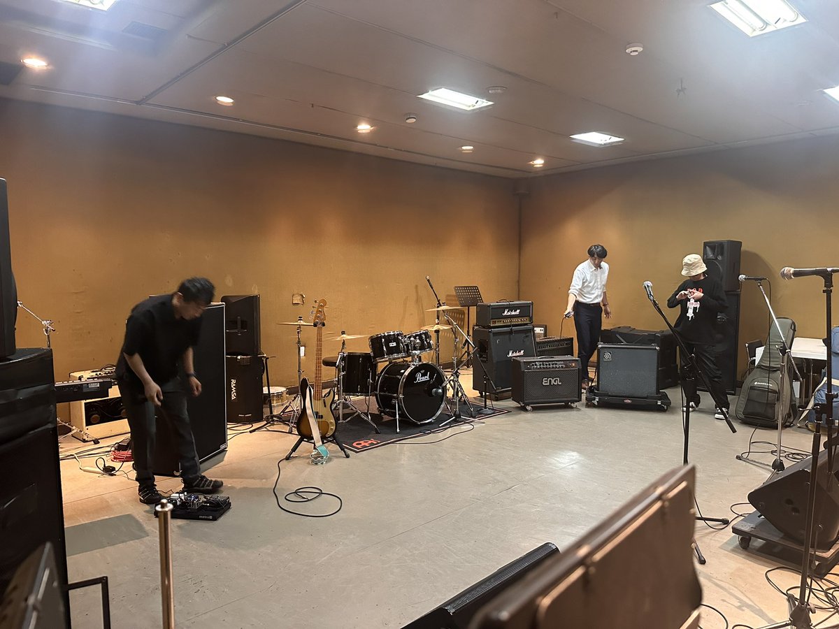 neznez3's tweet photo. 明日の余興のためスタジオ借りて練習です^ ^

私は歌うだけ〜♪

#軽音部 
#FUNEL https://t.co/SI6JOoCfHR