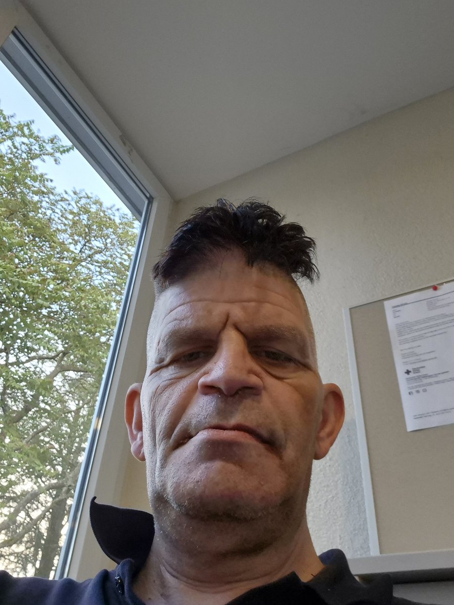 HoeTang's tweet image. Wenn ich in Spiegel gucke vs. wenn ich Selfie mache