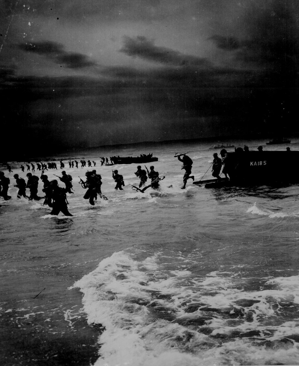 S_Galimberti's tweet photo. Esattamente 80 anni fa, giovani soldati, marines e marinai, con la paura dell'ignoto che scorreva nelle loro vene, si preparavano a correre sulle spiagge della Normandia in posizioni nemiche. Lottando per la loro vita e la nostra libertà hanno sacrificato così tanto. Saremo per sempre grati. #DDay #6giugno1944