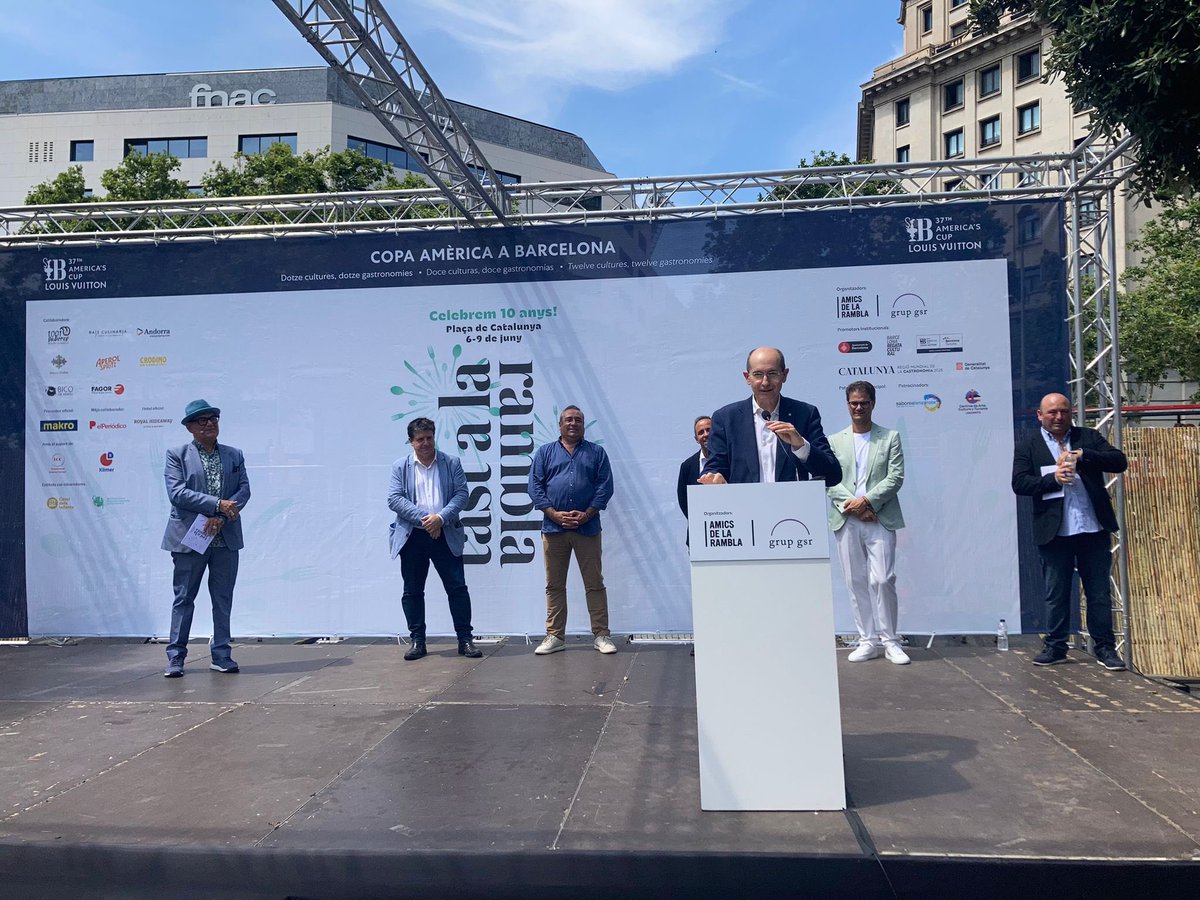 ccamcat's tweet photo. Avui, el director general de Comerç, @Jordi_Torrades, ha assistit a l’acte inaugural del 10è aniversari de @tastalarambla.

Fins al 09/06 podreu tastar cuines del món i gaudir de música en directe! 🍜🧁💃🏼

📍Plaça de Catalunya

@AmicsdeLaRambla https://t.co/ymjmQ6K2la
