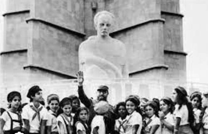 Decreta el Gobierno Revolucionario en  1961 la nacionalización de la enseñanza, que establece el principio de gratuidad y la igualdad de posibilidades para todos los ciudadanos.
#LaHabanaDeTodos