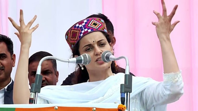 हाल ही में मंडी लोकसभा क्षेत्र से BJP की सीट पर सांसद चुनीं गईं कंगना रनौत को आज चंडीगढ़ एयरपोर्ट पर एक CISF की महिला जवान ने थप्पड़ जड़ दिया है।

CISF महिला जवान ने कंगना रनौत को थप्पड़ मारा है क्योंकि वह उनके किसान आंदोलन के दौरान दिए गए बयान से नाराज़ थीं हालांकि आरोपी जवान को