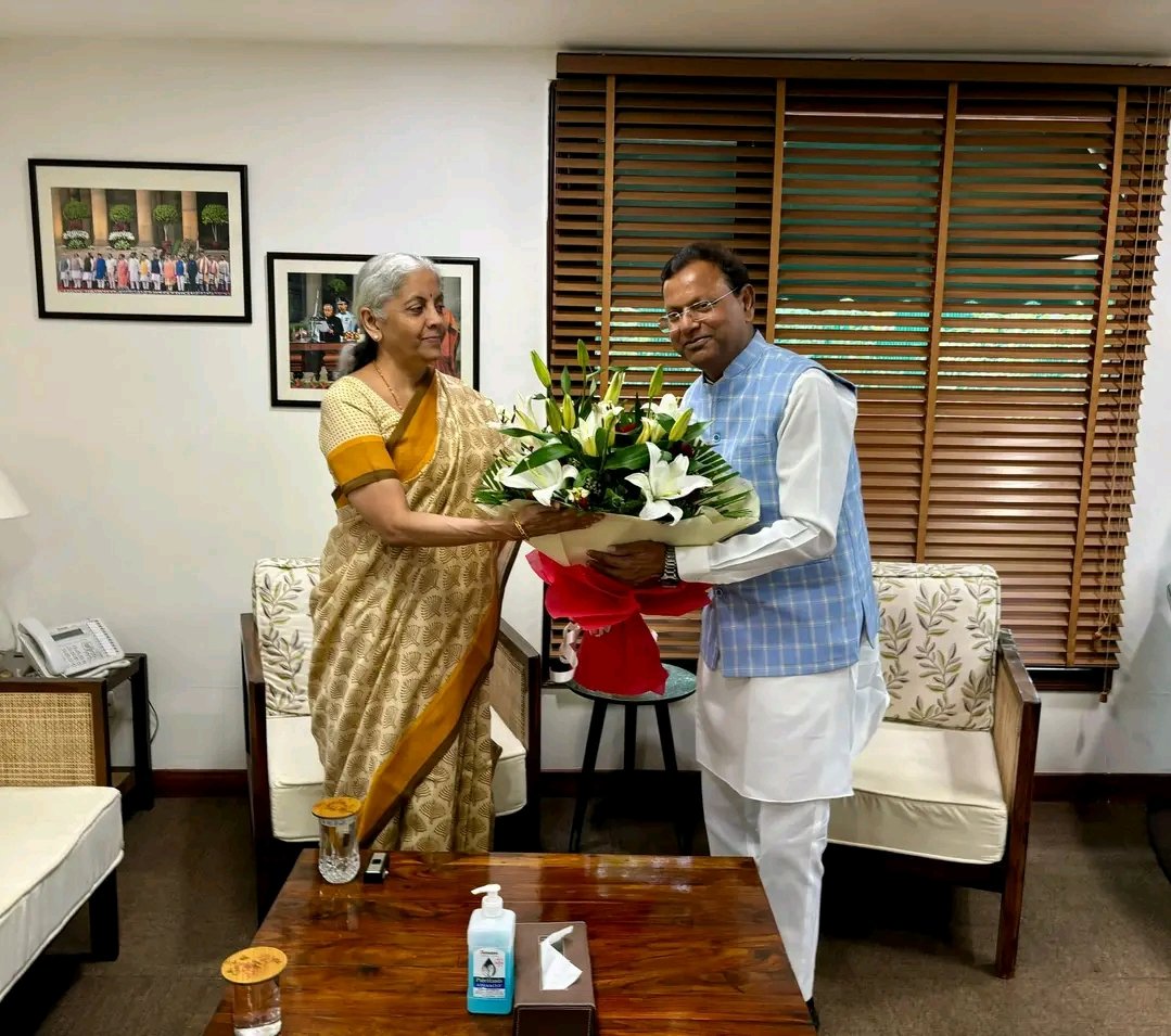 KanojiyaJai's tweet photo. आज नई दिल्ली में निवर्तमान वित्त राज्य मंत्री मा0 @mppchaudhary जी के साथ निवर्तमान माननीय केंद्रीय वित्त मंत्री श्रीमती @nsitharaman जी से शिष्टाचार भेंट वार्ता की। 
इस दौरान पनियरा विधायक Gyanendra singh जी 
मौजूद रहे।

#NarendraModi #NirmalaSitharaman #MinistryofFinance https://t.co/405pZbrhaO