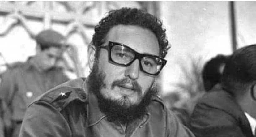Fidel:"No importa cuántas murallas de mentiras y de calumnias hayan querido levantar los imperialistas alrededor de Cuba y de la Revolución Cubana para separar y dividir a nuestros pueblos: ¡Estas murallas se derribarán a la larga como castillos de naipes!". 
#LaHabanaDeTodos