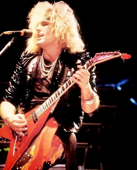 F3hvu6kKTYXcOAF's tweet image. Warren always wanted the spotlight.

#RobbinCrosby  
#RIP  

Cute
youtu.be/jI2sVBlypmw?si…

#Ratt -  I Want A Woman 
youtu.be/RLS_W_2eyzY?si…