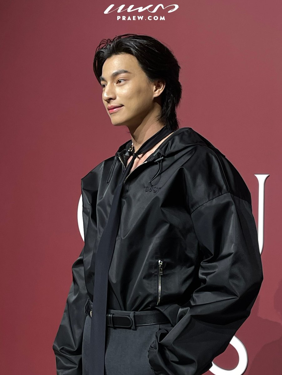 Praewdaily's tweet photo. ‘กลัฟ คณาวุฒิ’ หนึ่งในแบรนด์แอมบาสเดอร์คนสำคัญปรากฏตัวในงาน GUCCI VISIONS: “An immersive exhibition into the world of GUCCI” 

#GULFxGucciVisions #GulfKanawut #GucciVisions #GUCCI https://t.co/CfMdzd8IlH