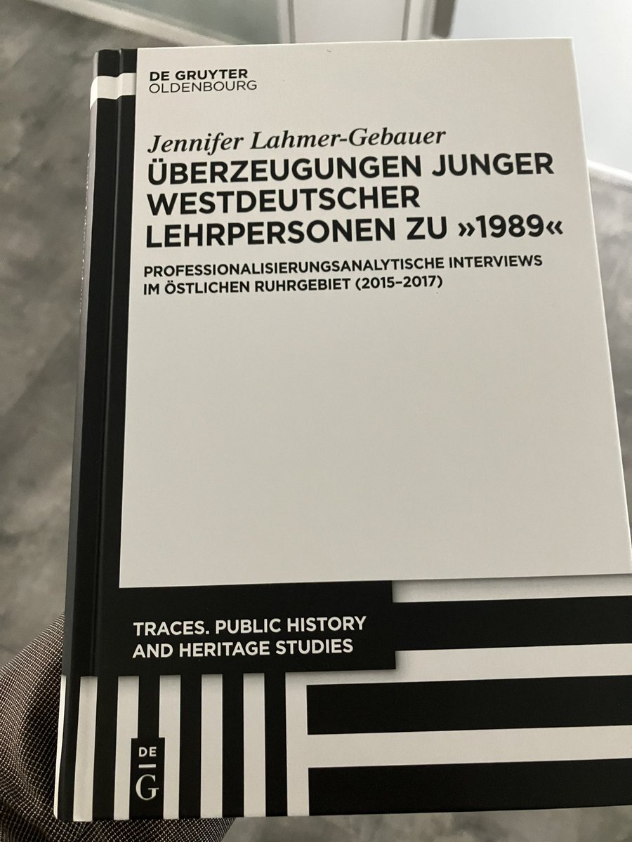 Gratuliere von Herzen, <a href="/JenL1986/">Jennifer Lahmer</a>! Was für eine Reise, was für ein respektables Werk. 
.
Zugleich ist das der 1ste Band, der in der von <a href="/Noemietienne/">Noémie Etienne</a> und mir neu herausgegeben Reihe „Traces“ (<a href="/dg_history/">De Gruyter History ➡️ dgb-history.bsky.social</a>) erscheint.

Freue mich auf den feierlichen Launch im Belvedere im September!