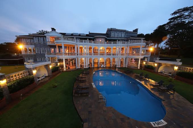 SkippyTours's tweet photo. An aristocratic colonial building surrounded by over 2 hectares of lush tea and flower plantations. 
Boutique hotel has only 14 suites, ensuring that each guest enjoys personalised service and feels at home. Located in the Red Hill area, 20 km from Nairobi’s commercial centre. https://t.co/UmyC8tUbe6