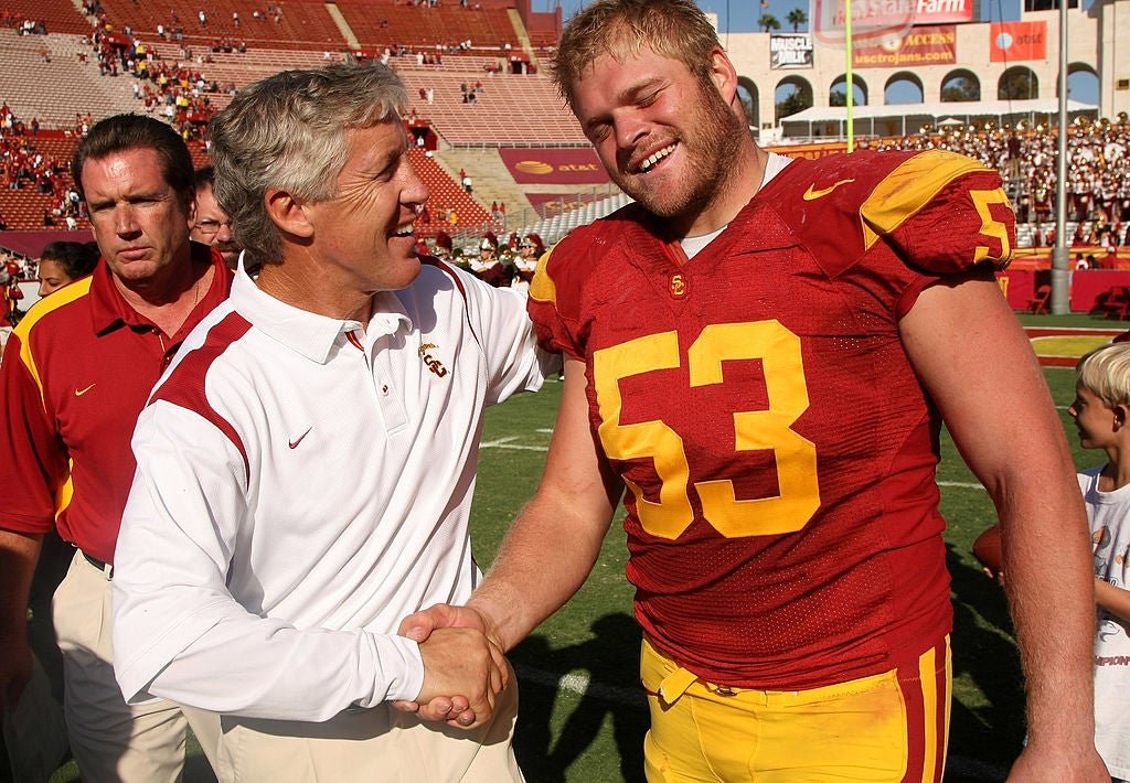 Meet Jeff Byers, a former NFL player.

When he retired, he got tired of the shady supplement industry.

So he built a brand that is backed by science &amp; quality.

Today, his company works with the US Military and is on track to becoming a $100M brand.

Here's the story 🧵