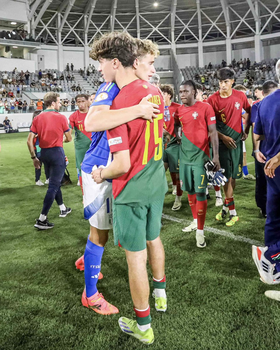 fcbayerncampus's tweet photo. Kopf hoch, David! 🇵🇹
 
Im Finale der U17-Europameisterschaft musste sich Portugals U17 um David Santos #Daiber Italien geschlagen geben. Dennoch Glückwunsch zu einem starken Turnier! 👏
 
Alle Infos 👉 https://t.co/QfPDdczx8e
 
#FCBayern #U17EURO #MiaSanMia https://t.co/ERtdLHxDKz