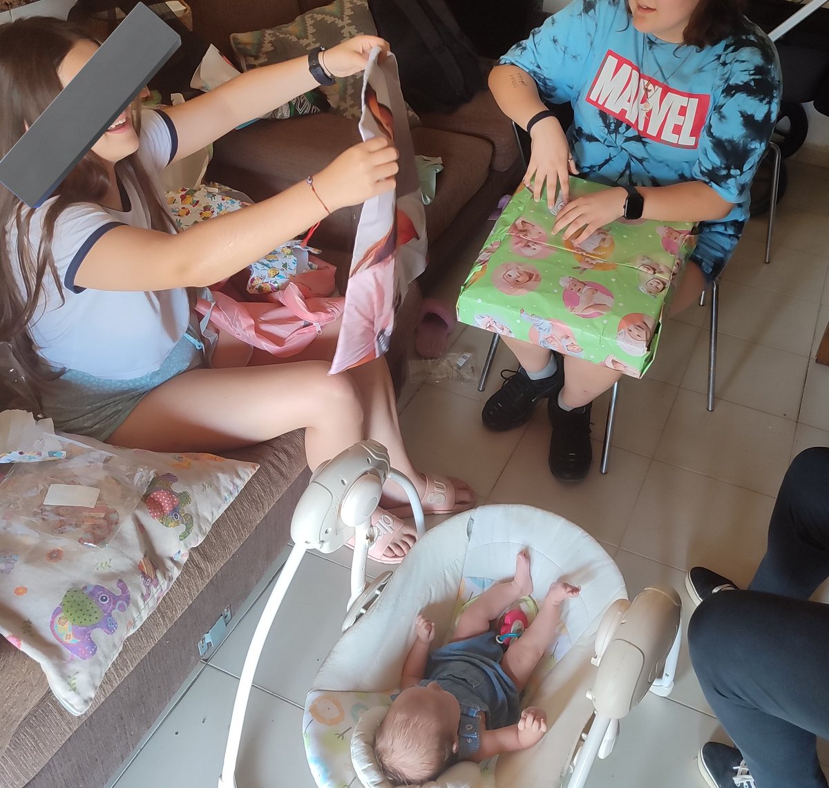 RaiLopezCalvet's tweet photo. Amb el vostre permís, aturo un momentet el dia de campanya perquè avui és l'aniversari de dues de les tres princesetes que tinc, fan 17 i 14 anys.
Moltes felicitats xicotetes (ja no ho sou tant, però sempre sereu les meves xicotetes 😂) 
Us estimem ❤️❤️❤️❤️ https://t.co/eIF2DvYv4b
