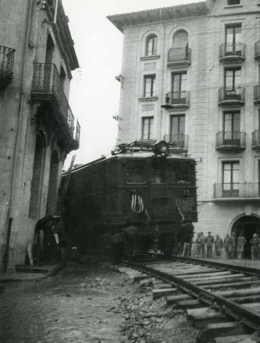 Imagineu un tren de mercaderies circulant pel bell mig d'un poble? Sortiríeu a passejar amb trens enormes i pesats passant a centímetres? Va ser la realitat de la Plaça Gran de Ripoll durant un temps, i al nostre Instagram us expliquem la història
instagram.com/p/C738Ev4tUWa/…