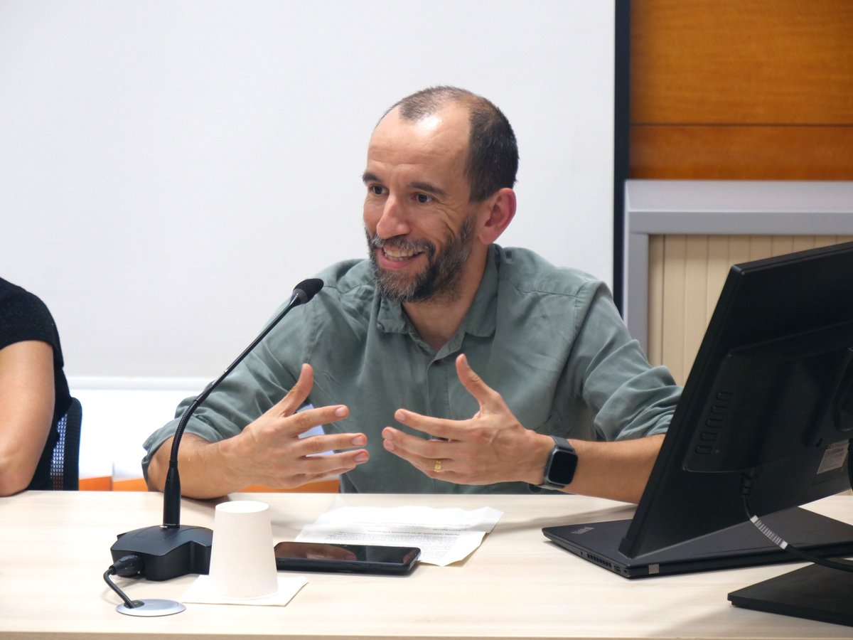 CSC (@csc_consorci) on Twitter photo 🗣️ Modera la sessió <a href="/dmalmusi/">Davide Malmusi</a>, director de Serveis de Salut del <a href="/bcn_ajuntament/">Ajuntament de Barcelona</a>.
💬 "Les pantalles són un nou factor d’exposició al qual, en dues dècades, el 100% de la població ha passat a estar exposada". 🗣️ Modera la sessió <a href="/dmalmusi/">Davide Malmusi</a>, director de Serveis de Salut del <a href="/bcn_ajuntament/">Ajuntament de Barcelona</a>.
💬 "Les pantalles són un nou factor d’exposició al qual, en dues dècades, el 100% de la població ha passat a estar exposada".